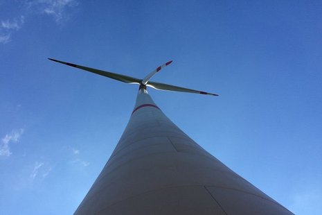 Windkraftanlage von unten betrachtet.