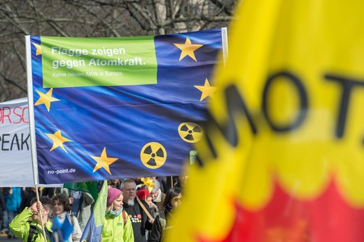 Plakate bei einer Demonstration gegen Atomkraft.