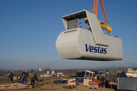 Anheben des Rotors einer Windkraftanlage. 3 Arbeiter koordinieren den Vorgang.