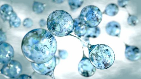 Klarblaue Wassermoleküle schweben und verbinden sich in einer abstrakten und leicht verschwommenen Umgebung, die an Luft oder Wasser erinnert.