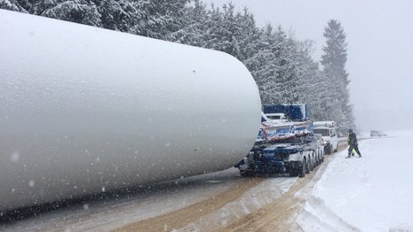Anlieferung eines Turmelements für Windkraftanlagen bei Schneefall