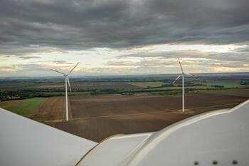 Windenergieanlagen von oben fotografiert mit Landschaft