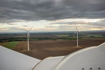 Windenergieanlagen von oben fotografiert mit Landschaft