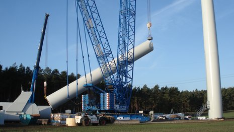 Turmelement wird mit Hilfe eines Krans aufgerichtet