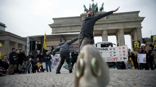 Demonstranten vor dem Brandenburger Tor in Berlin.