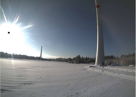 Zwei im Bau befindliche Türme einer Windkraftanlage im Schnee