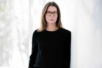 Porträt von Miriam Piecuch in einem hellen Bürogebäude.