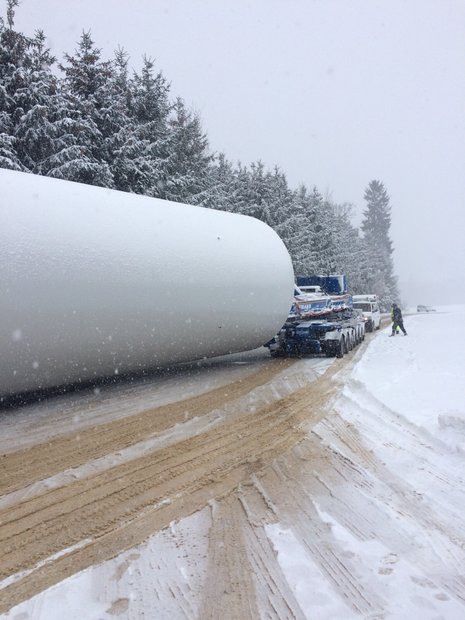Anlieferung eines Turmelements für Windkraftanlagen bei Schneefall