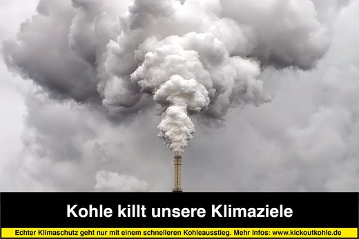 Schornstein stößt grauen Rauch aus. Eine Inschrift lautet "kohle killt unsere Klimaziele".