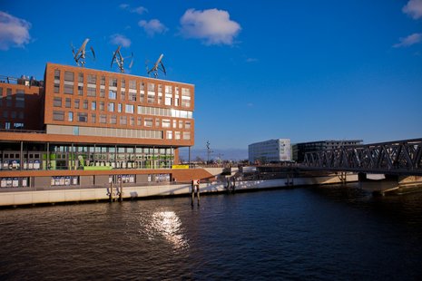Bürogebäude von Green Planet Energy direkt am Elbausleger bei Sonnenschein in der Hamburger Hafencity