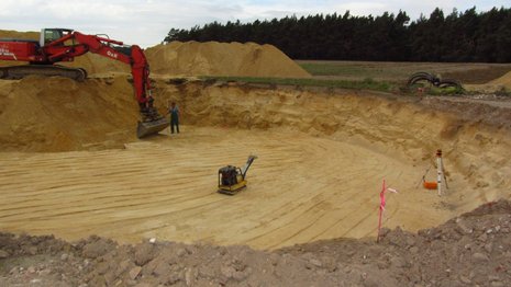 Fundament wird mit Hilfe eines Baggers ausgehoben