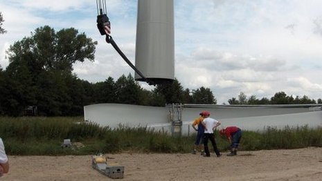 Turm für Windkraftanlage wird aufgesetzt