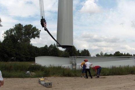 Turm für Windkraftanlage wird aufgesetzt