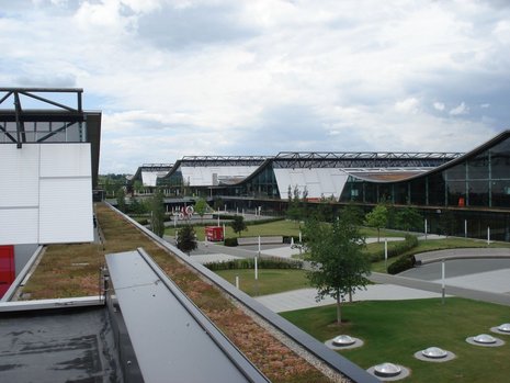 Ein Messegelände mit Messehallen. Ein Grünstreifen sieht sich durch das Gelände. 