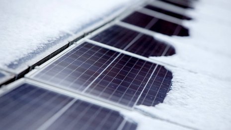 Eine von Schnee bedeckte Photovoltaikanlage