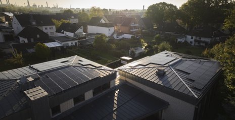 Photovoltaik-Solaranlagen auf den Dächern von Kirchen.