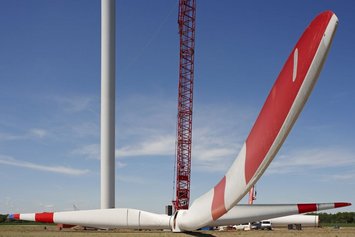 Rotorblatt auf Boden mit Kran