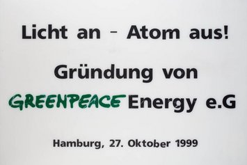 Gründungstafel von Greenpeace Energy aus dem Oktober 1999 mit Aufschrift "Licht an - Atom aus!"