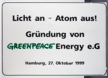 Gründungstafel von Greenpeace Energy aus dem Oktober 1999 mit Aufschrift "Licht an - Atom aus!"