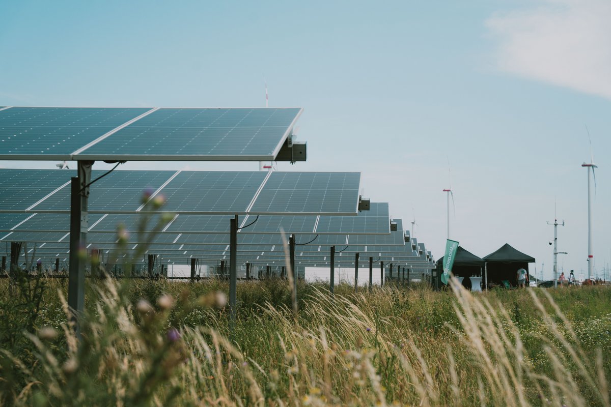 Hybridkraftwerk Parndorf verbindet Wind- und Solarenergie mit Landwirtschaft und Biodiversität