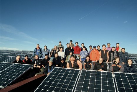 Gruppenbild von Arbeitern vor einer Solaranlage