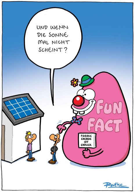 Ein großer, pinker Cartoon-Charakter mit Clownshut steht neben einem Gebäude mit Solarpanel. Der Charakter hält ein Schild mit der Aufschrift „Fossile Energie ist endlich“. Zwei Personen schauen zu. Text: „Und wenn die Sonne mal nicht scheint?“