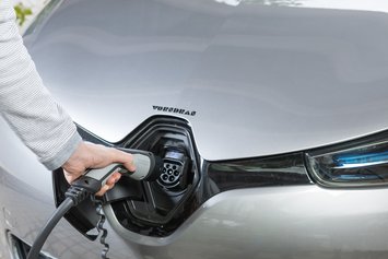 Ladestecker wird am E-Auto eingesteckt