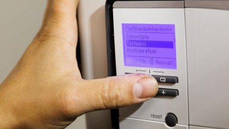 Eine Hand an einem Display.