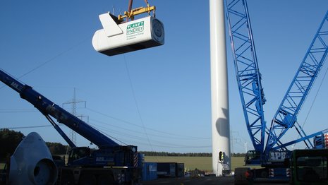 Maschinenhaus wird nach oben gezogen