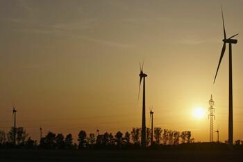 Windenergieanlagen bei Sonnenuntergang