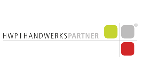 Logo von HWP Handwerkspartner mit dem Schriftzug in Schwarz und Grau sowie drei farbigen Quadraten in Grün, Grau und Rot.