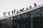 Photovoltaikanlage Neue Messe Stuttgart Mehrere Personen installieren eine Solaranlage auf einem Dach.
