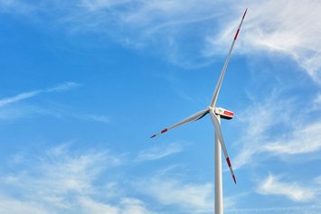 Windenergieanlage mit blauem Himmel