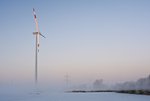 Windpark Ketzin Eine Windkraftanlage steht auf einem verschneiten Feld.