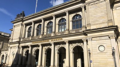 Historische Fassade der Handelskammer in Hamburg.