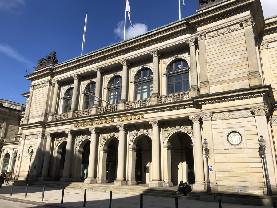 Historische Fassade der Handelskammer in Hamburg.