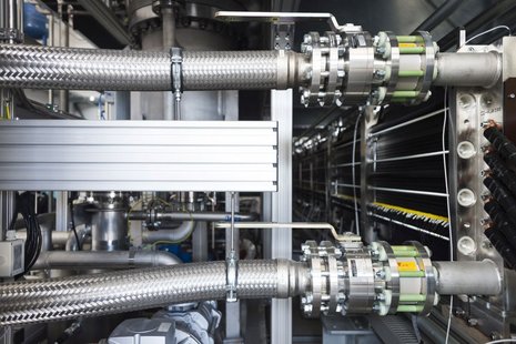 Elektrolyseur in der Nahansicht mit zwei größeren Leitungen