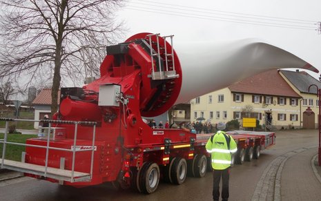 Rotorblatttransport auf rotem Fahrzeug