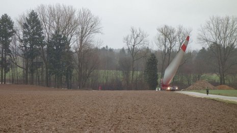Rotorblatttransport durch Waldgebiet