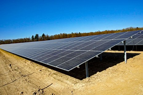 Ausschnitt einer fertig gebauten Solaranlage im Sonnenlicht.