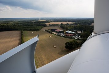 Windenergieanlage mit offener Klappe mit Landschaft