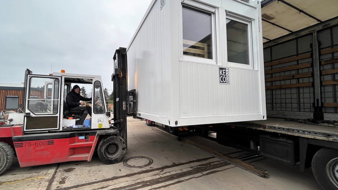 Wärme-Container für die Ukraine werden in einen LKW geladen.