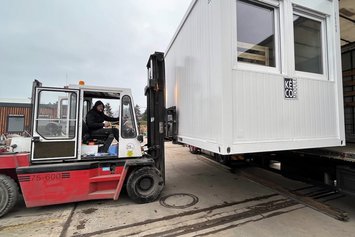 Wärme-Container für die Ukraine werden in einen LKW geladen.