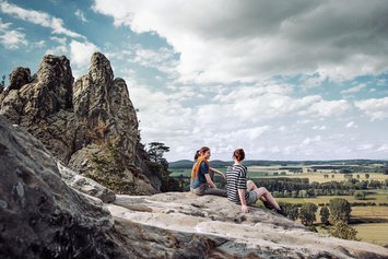 Zwei Frauen sitzen auf einem Felsen im Harz