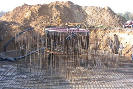 Windkraftanlage Fundamente: Betonplatten mit Stahlverstärkung.