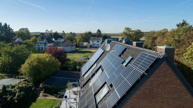 Hausdach mit Aufdach-Photovoltaikanlagen aus der Vogelperspektive