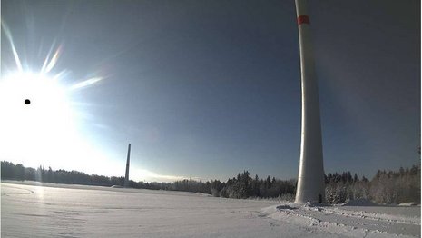 Zwei im Bau befindliche Türme einer Windkraftanlage im Schnee