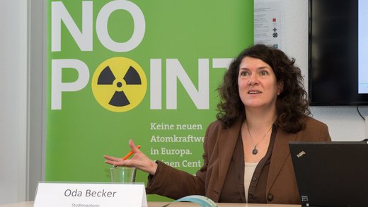 Eine braun gekleidete Frau spricht und gestikuliert. Vor ihr ein Schild mit ihrem Namen "Oda Becker". Hinter ihr ein Schild mit der Aufschrift "No Point".