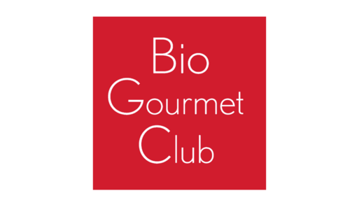 Ein rotes Quadrat zeigt den Text "Bio Gourmet Club" in weißer Schrift. Der Hintergrund ist einfarbig rot, während der Schriftstil elegant und modern erscheint.