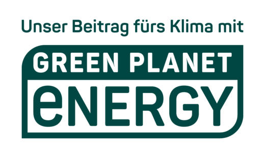 Ein rechteckiger Logo mit dem Text "Unser Beitrag fürs Klima mit Green Planet Energy".